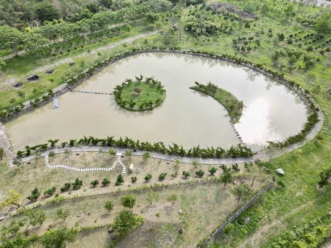 农地地主打造脚丫形状水潭，潭中有日、月造型小岛，十分有趣。（潘樵提供／杨静茹南投传真）