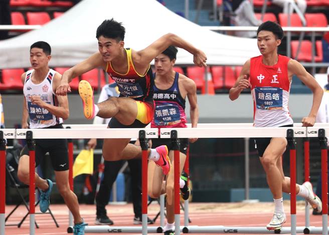 高雄市谢元恺110公尺跨栏(，以13.45(＋1.8) 两度破U20全国纪录。（新竹县政府提供／罗浚滨新竹传真）