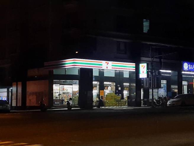 台中市沙鹿區向上路、保寧路口今天傍晚發生搶劫超商失風案件。（民眾提供）