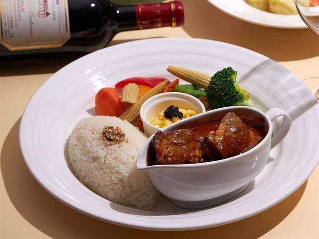 「红酒炖牛肉」套餐享前菜、沙拉、水果甜点及饮品，节庆优惠限定450元加1成。（神旺商务酒店提供）