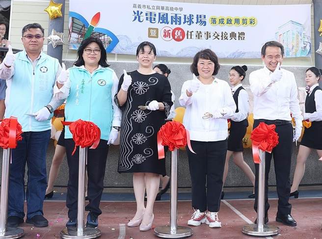 嘉義市興華中學今年2月因財務失衡，被教育部列為專案輔導學校，現在力宇教育集團董事長王崇旭（右）支持下，財務緊張狀況獲得改善。（呂妍庭攝）