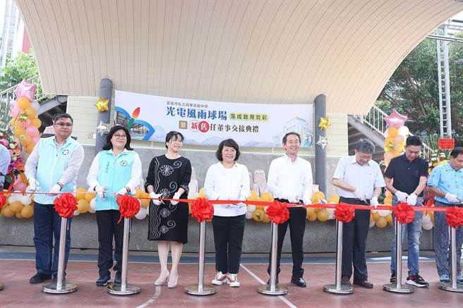 嘉義市興華中學今舉辦耗資近6000萬元，挑高達16公尺高的「光電風雨球場」落成啟用儀式。（呂妍庭攝）