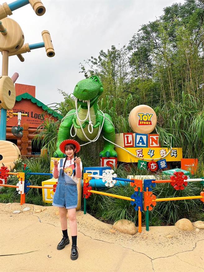 琳谊在香港迪士尼乐园玩得不亦乐乎。（相映国际提供）
