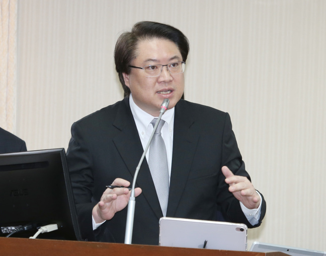 內政部長林右昌舉颱風天為例酸侯，被揪出他2017年就曾發生過颱風天出國挨批的事件。（中時資料照／姚志平攝）