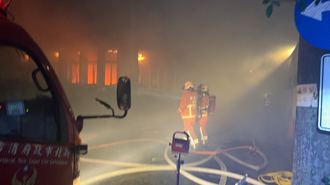 法务部调查局惊传失火 消防局派出人车抢救中。（民眾提供）