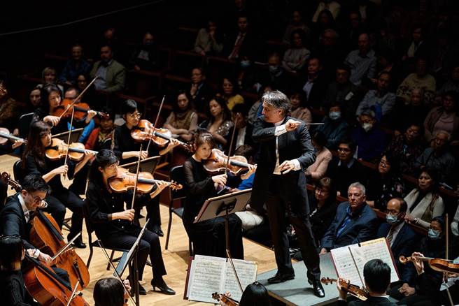 国家交响乐团（NSO）在美东时间23日下午来到最终站，位于芝加哥的温兹音乐厅，精湛的演出再次获得满场观眾起立鼓掌。（国家交响乐团提供）