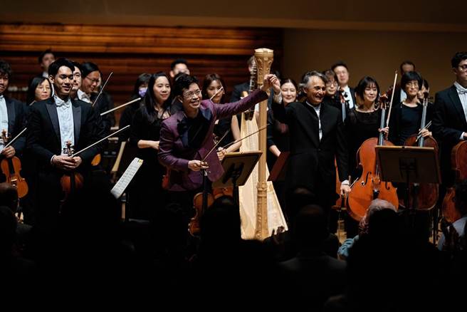 国家交响乐团（NSO）在美东时间23日下午来到最终站，小提琴家黄俊文演奏的布鲁赫《苏格兰幻想曲》，再次征服观眾。（国家交响乐团提供）