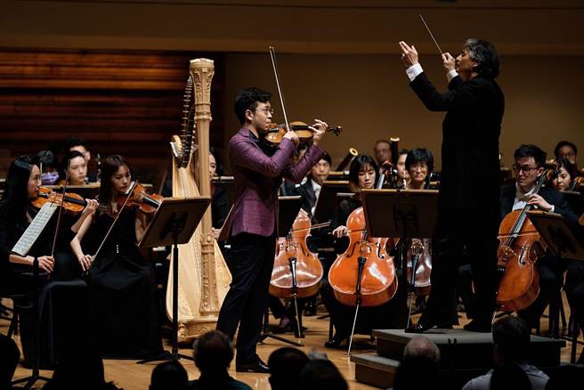 国家交响乐团（NSO）在美东时间23日下午来到最终站，位于芝加哥的温兹音乐厅，精湛的演出再次获得满场观眾起立鼓掌，除了西方古典音乐曲目，还有作曲家李元贞〈美浓之道〉、小提琴家黄俊文的安可曲〈望春风〉，以及乐团安可曲萧泰然的《来自福尔摩沙的天使》，满满的台湾味，令现场听眾耳目一新，留下难忘的印象。（国家交响乐团提供）