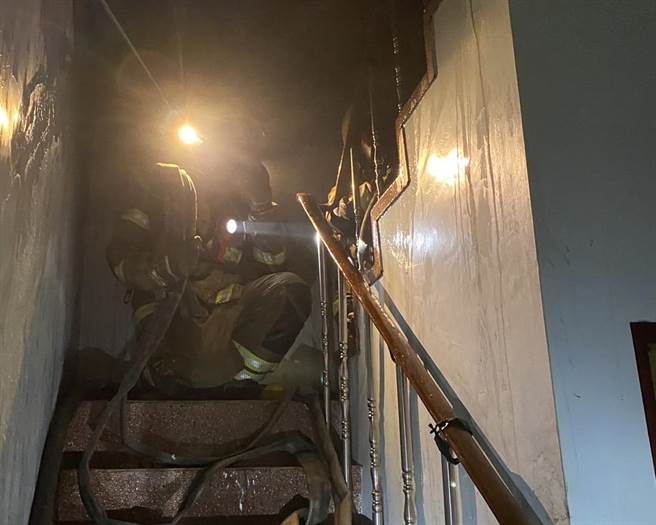 台南市柳营区一栋三层住宅今天晚间8点突然发生火警，消防人员到场灌救。（读者提供／张毓翎台南传真）