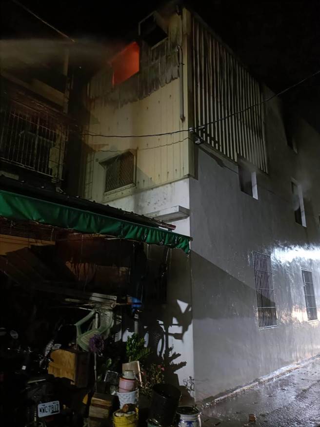 消防人员到场时，三楼有明火冒出。（读者提供／张毓翎台南传真）
