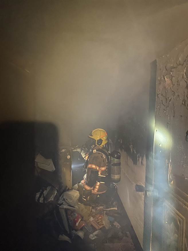 消防人员已将火势扑灭，详细起火原因仍待调查。（读者提供／张毓翎台南传真）