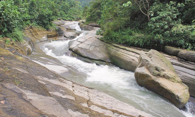 登山正妹去年3月20日在臉書PO文在雲林古坑萬年峽谷涉嫌進入禁止水域遊憩活動區域，恐被罰1-5萬。（本報資料照）
