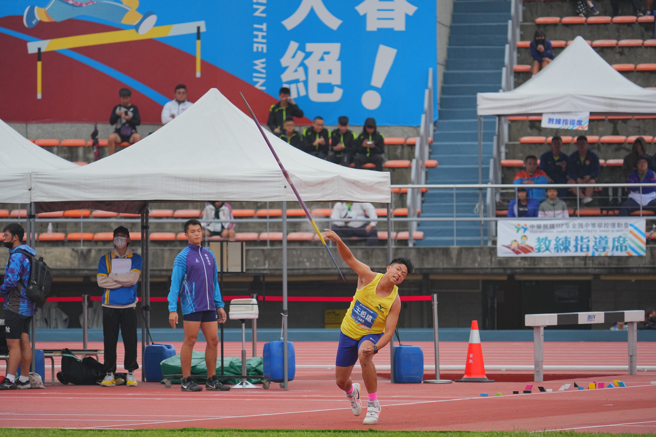 台中市大里高中王思远在操场丢扫把模拟掷标枪，意外走上标枪选手的路。（大会提供）