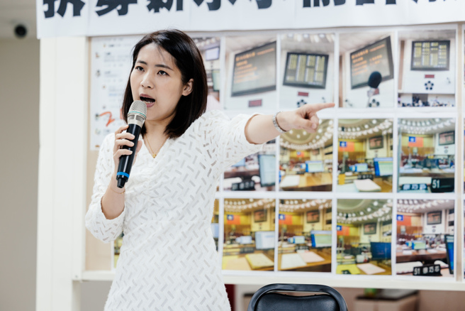 徐巧芯22日在初选结果揭晓胜出后，立即公布「许淑华相簿」追击立委选举潜在对手。（中时资料照／郭吉铨摄）