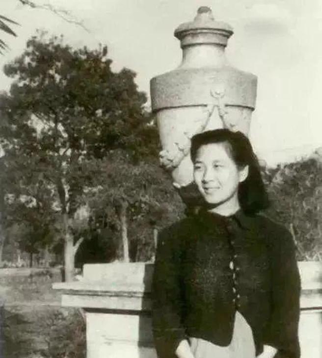 图为青年时期黄令仪。（图／中科院微电子研究所）