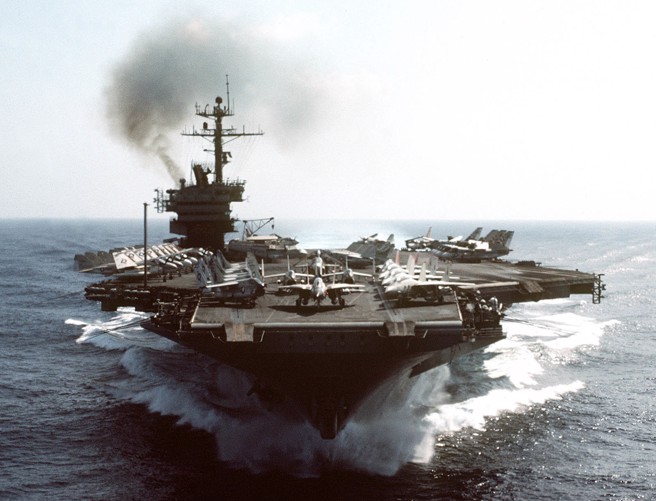 甘迺迪号是美国最后一艘重油锅炉蒸气轮机的航空母舰，在加速时会暂时冒黑烟。(图/美国海军)