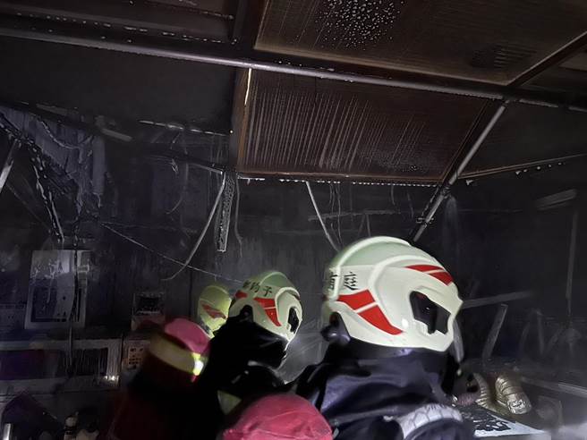 基隆市安樂區大武崙工業區一家科技公司深夜發生火警，經消防單位緊急灌救，沒有造成人員傷亡。（基隆市消防局提供／張志康基隆傳真）