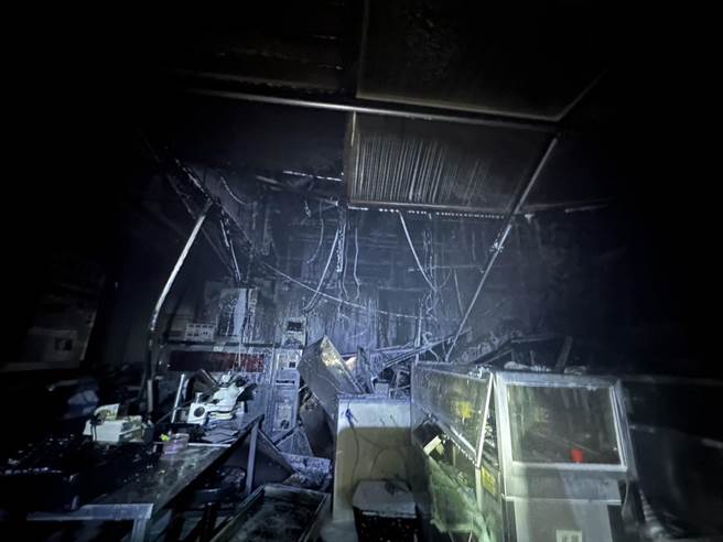 基隆市安樂區大武崙工業區一家科技公司深夜發生火警，經消防單位緊急灌救，沒有造成人員傷亡。（基隆市消防局提供／張志康基隆傳真）