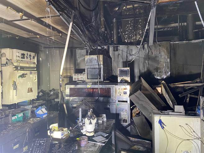 基隆市安樂區大武崙工業區一家科技公司深夜發生火警，經消防單位緊急灌救，沒有造成人員傷亡。（基隆市消防局提供／張志康基隆傳真）