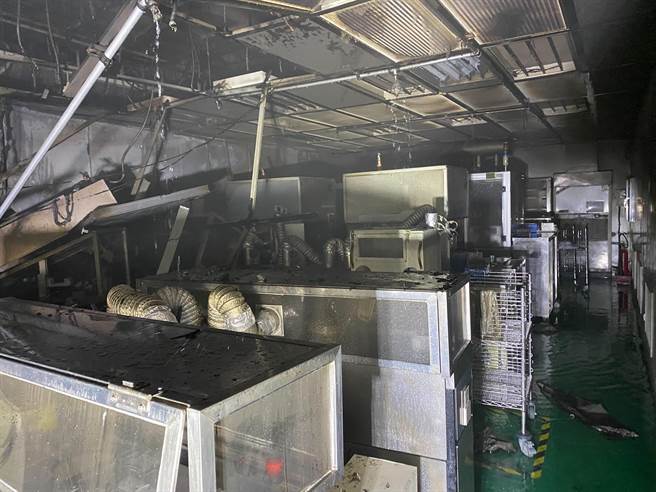 基隆市安樂區大武崙工業區一家科技公司深夜發生火警，經消防單位緊急灌救，沒有造成人員傷亡。（基隆市消防局提供／張志康基隆傳真）