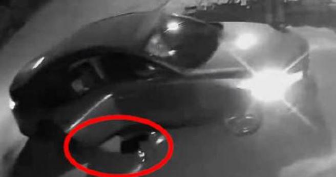 中國陝西省渭南市一名媽媽把孩子放車後座，沒關車門就去倒車。（圖／翻攝自星視頻）