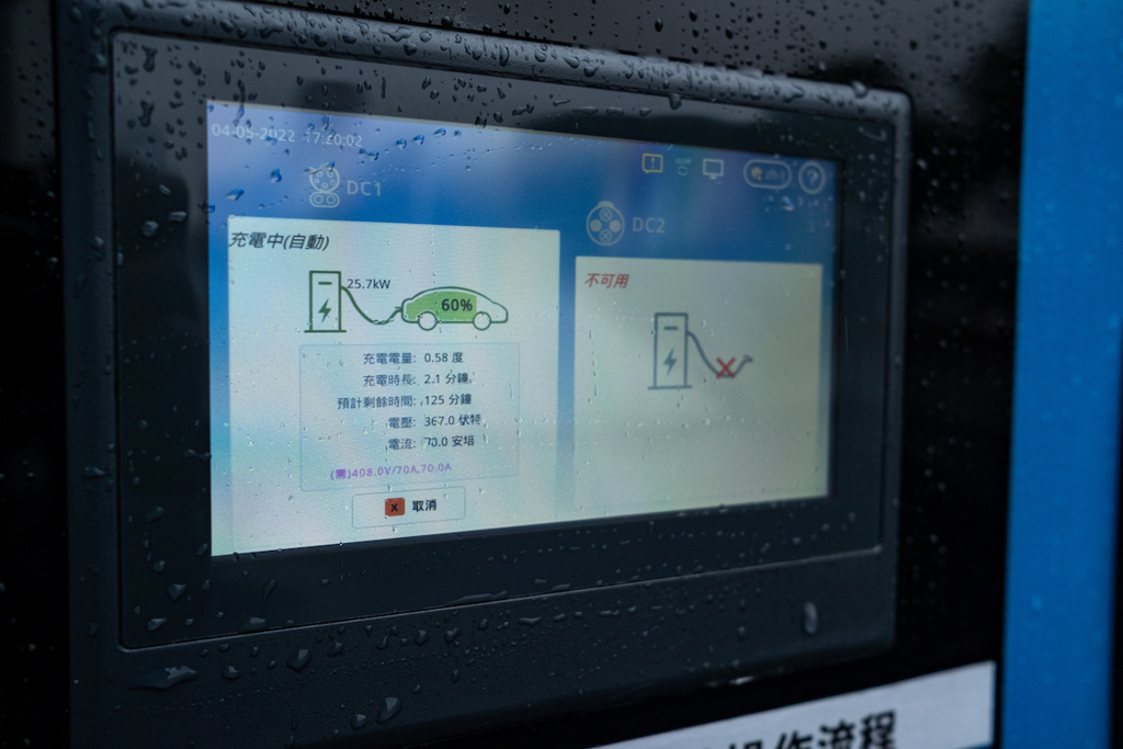 改進儀表顯示電量%數、快速充電性能，Toyota bZ4X 日規車型 5 月將推回廠軟體更新(圖/CARSTUFF)