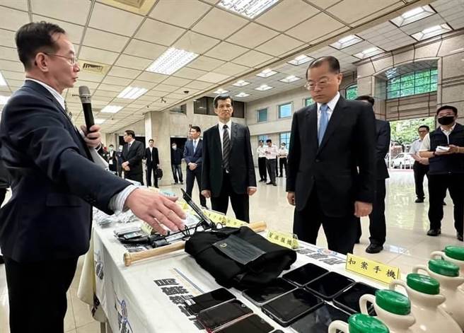 警政署指出，当前治安状况平稳。图为警政署长黄明昭日前视察刑事局扫黑成效。（警方提供）