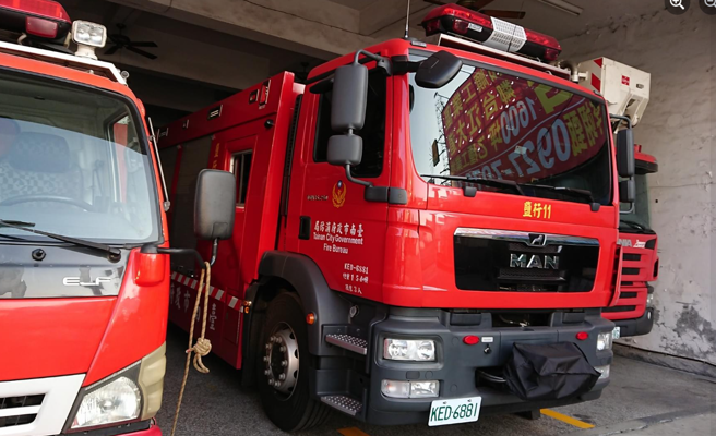 台南學生出租套房住宅大火 ，傳多人受困已救出12人。(翻攝鹽行消防分隊臉書)