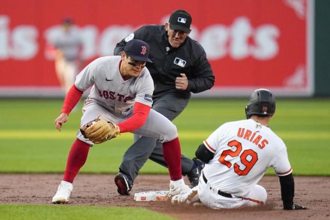 紅襪游擊手張育成(左)觸殺盜二壘的金鶯跑者烏瑞亞斯。（美聯社）