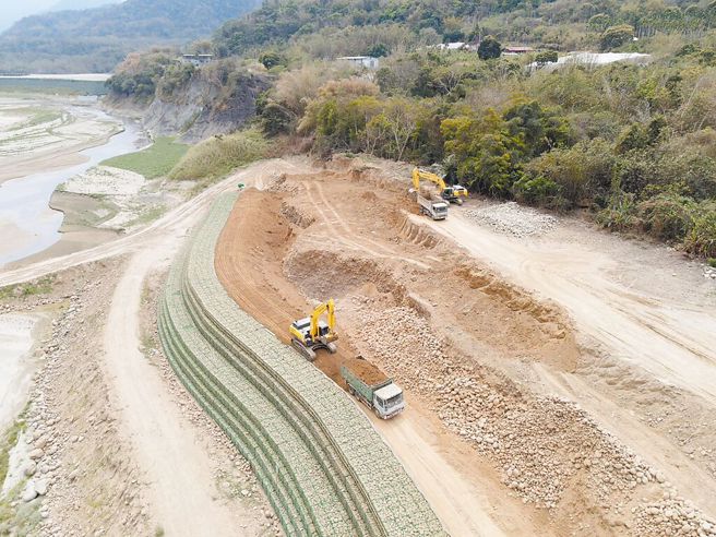 曾文水庫目前蓄水率剩6.41%，圖為水利署南區水資源局在曾文水庫清淤，上游庫區採陸挖等方式。（南區水資源局提供／張毓翎台南傳真）
