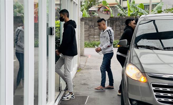 新北刑大昨晚陆续将涉案的8人拘提到案。（吕健豪摄）