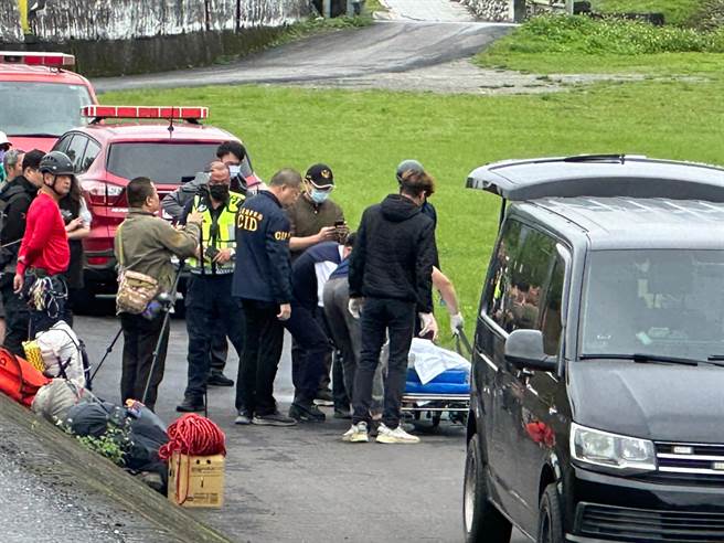 56岁华裔美国籍叶姓女教授攀登能高安东军纵走，自21日失联迄今，今天上午空勤总队出动直升机空侦，在大陆池附近找到人，但却不幸罹难，目前遗体已吊挂下山。（民眾提供／罗亦晽花莲传真）