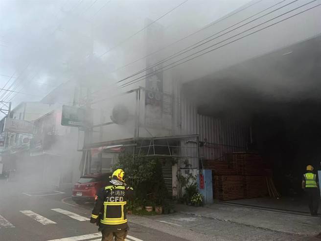 后里一家木业住宅工厂25清晨窜出火舌，所幸一家4口均顺利逃生。（民眾提供）