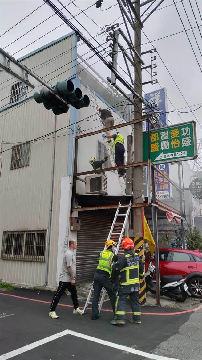 后里一家木业住宅工厂25清晨窜出火舌，所幸一家4口均顺利逃生。（民眾提供）