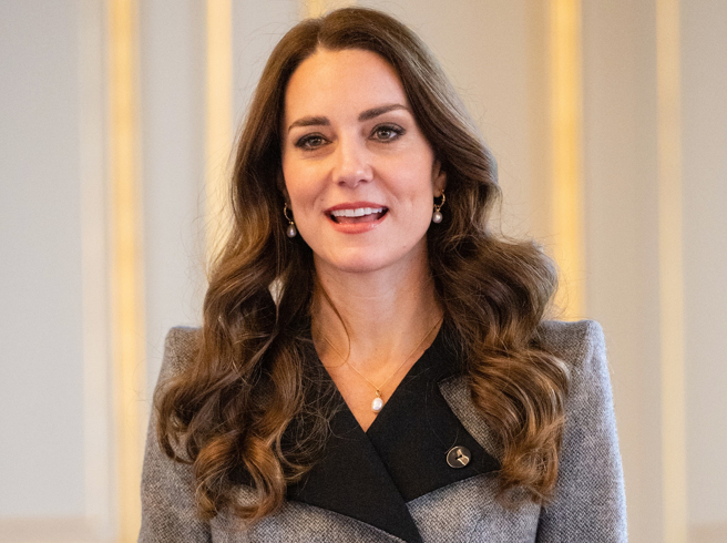 威尔斯王妃凯特2022年2月出访丹麦，进宫会见83岁的丹麦女王玛格丽特二世（Queen Margrethe II），还有51岁的丹麦王储妃玛丽（Mary, Crown Princess of Denmark）的神情。（达志图库/TGP）