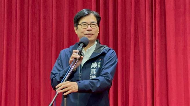 高雄市长陈其迈今表示，新冠肺炎若从第5类降为第4类法定传染病，一方面会以原来第4类法定传染病的相关应变标准处置，二方面透过各项机制持续监测社区流行状况。（柯宗纬摄）