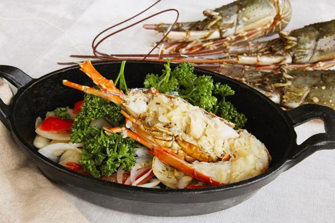 （五月底前，台北六福万怡酒店「叙日」自助餐厅平日午晚餐期，每一成人加码送「清蒸蒜蓉小龙虾」半只。图／六福旅游集团提供）