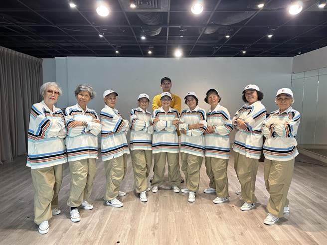 由屏县府培训、去年8月才成军的「Silver crew潮银舞团」，将于30日一路北上跳进台大杯热舞比赛、与年轻人尬街舞。（屏县府提供／谢佳潾屏东传真）