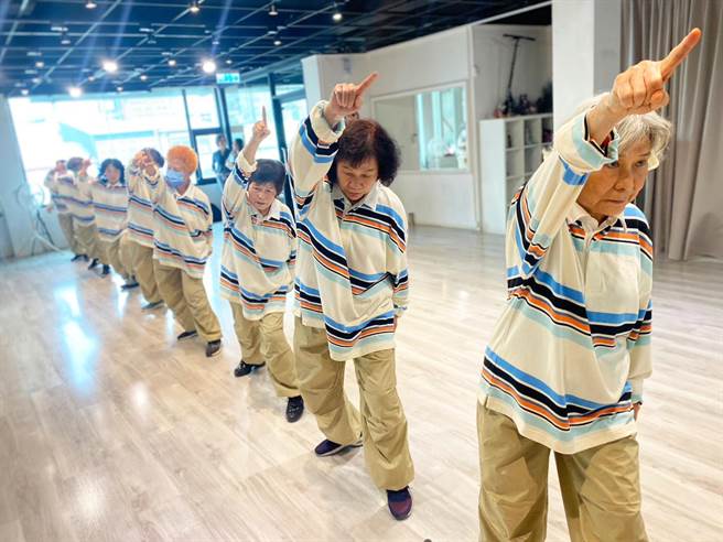 由屏县府培训、去年8月才成军的「Silver crew潮银舞团」，将于30日一路北上跳进台大杯热舞比赛、与年轻人尬街舞。（屏县府提供／谢佳潾屏东传真）