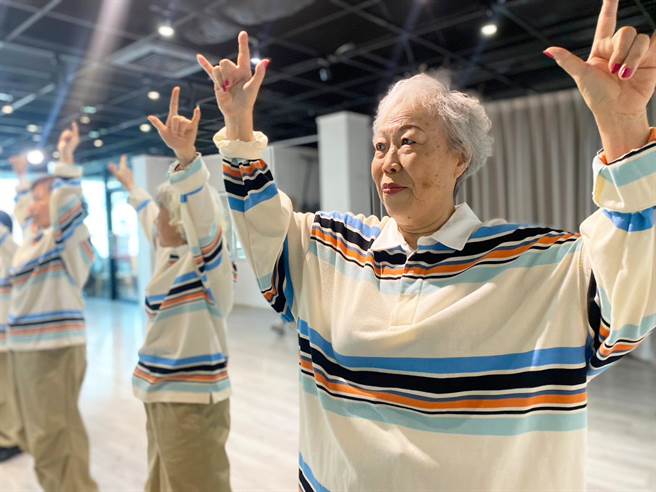 由屏县府培训、去年8月才成军的「Silver crew潮银舞团」，将于30日一路北上跳进台大杯热舞比赛、与年轻人尬街舞。（屏县府提供／谢佳潾屏东传真）