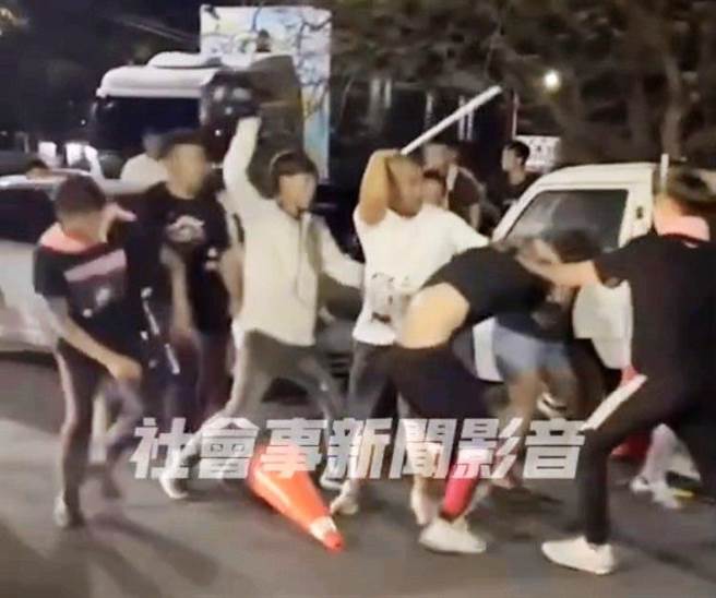 网路社群「社会事新闻影音」今上传一段影片，指大甲妈24日晚入庙驻驾新港奉天宫后，新港文昌国小前就爆发乱斗衝突。（翻摄自「社会事新闻影音」∕吕妍庭嘉义传真）