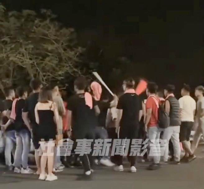 网路社群「社会事新闻影音」今上传一段影片，指大甲妈24日晚入庙驻驾新港奉天宫后，新港文昌国小前就爆发乱斗衝突。（翻摄自「社会事新闻影音」∕吕妍庭嘉义传真）