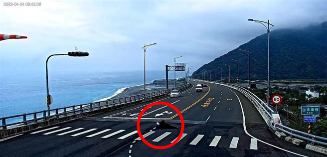 南迴公路金崙大桥有人穿着卡通神隐少女无脸男服装，躺卧行人穿越道。（翻摄金崙大桥即时影像）