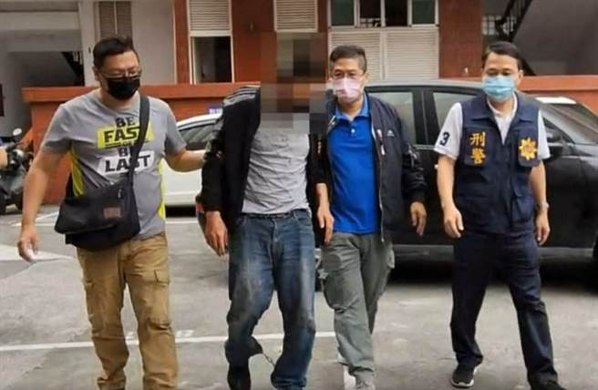 高雄市鳳山區趙姓里長上午8點多走出服務處門口時遭2名陌生歹徒持鐵棍突襲，警方獲報到場，與現場民眾合力壓制1名嫌犯（左二）。（高市鳳山分局提供／袁庭堯高雄傳真）