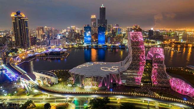 五月天2022年曾于高雄爱河湾拍摄跨年线上特别版影片。（柯宗纬翻摄）