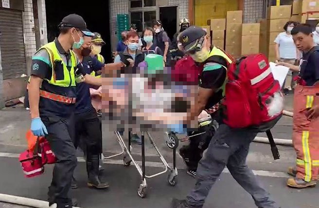 联华食品大火，消防人员抢救出受困员工。（民眾提供／孙英哲彰化传真）