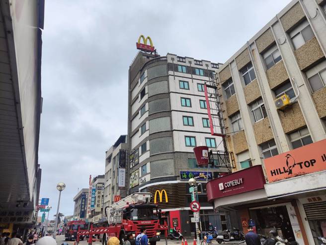 失联的张姓志愿役士兵25日上午在马公中正路上的麦当劳被寻获，但张男情绪激烈跑上顶楼，被大批警消救下。（图／张茂雄摄）