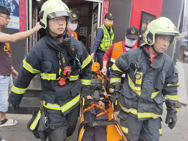 失联的张姓志愿役士兵25日上午在马公中正路上的麦当劳被寻获，但张男情绪激烈跑上顶楼，大批警消正在现场戒备。（图／张茂雄摄）