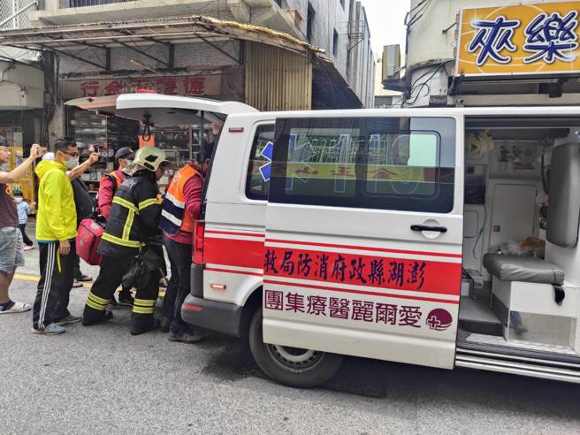 失联的张姓志愿役士兵25日上午在马公中正路上的麦当劳被寻获，但张男情绪激烈跑上顶楼，所幸警消顺利接触，将其安全救下。（图／张茂雄摄）