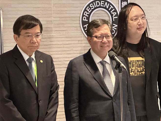 行政院副院长郑文灿上午出席「2023总统杯黑客松徵件启动记者会」前接受媒体联访。（黄婉婷摄）